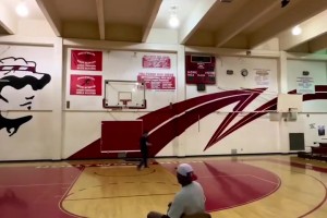 坐姿单手三分，库里和东契奇都得拜他为师吧？