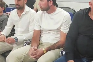 季后赛还能回来吗？东契奇和父亲看皇马比赛 爸爸也这么高大啊